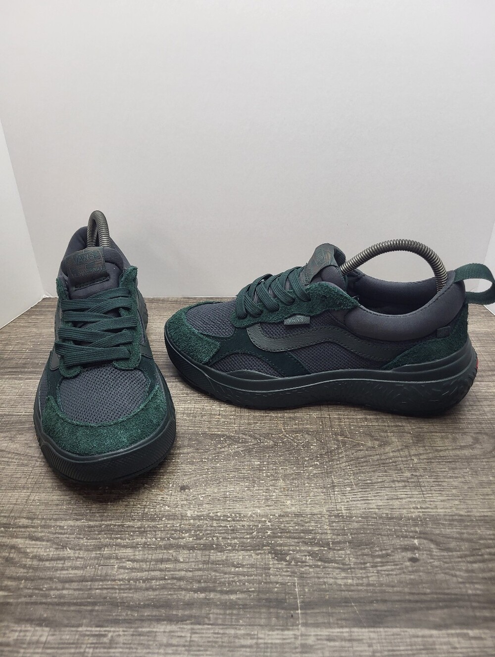 VANS UltraRange NEO VR3 Green Womens Size 8 Gym Shoes New